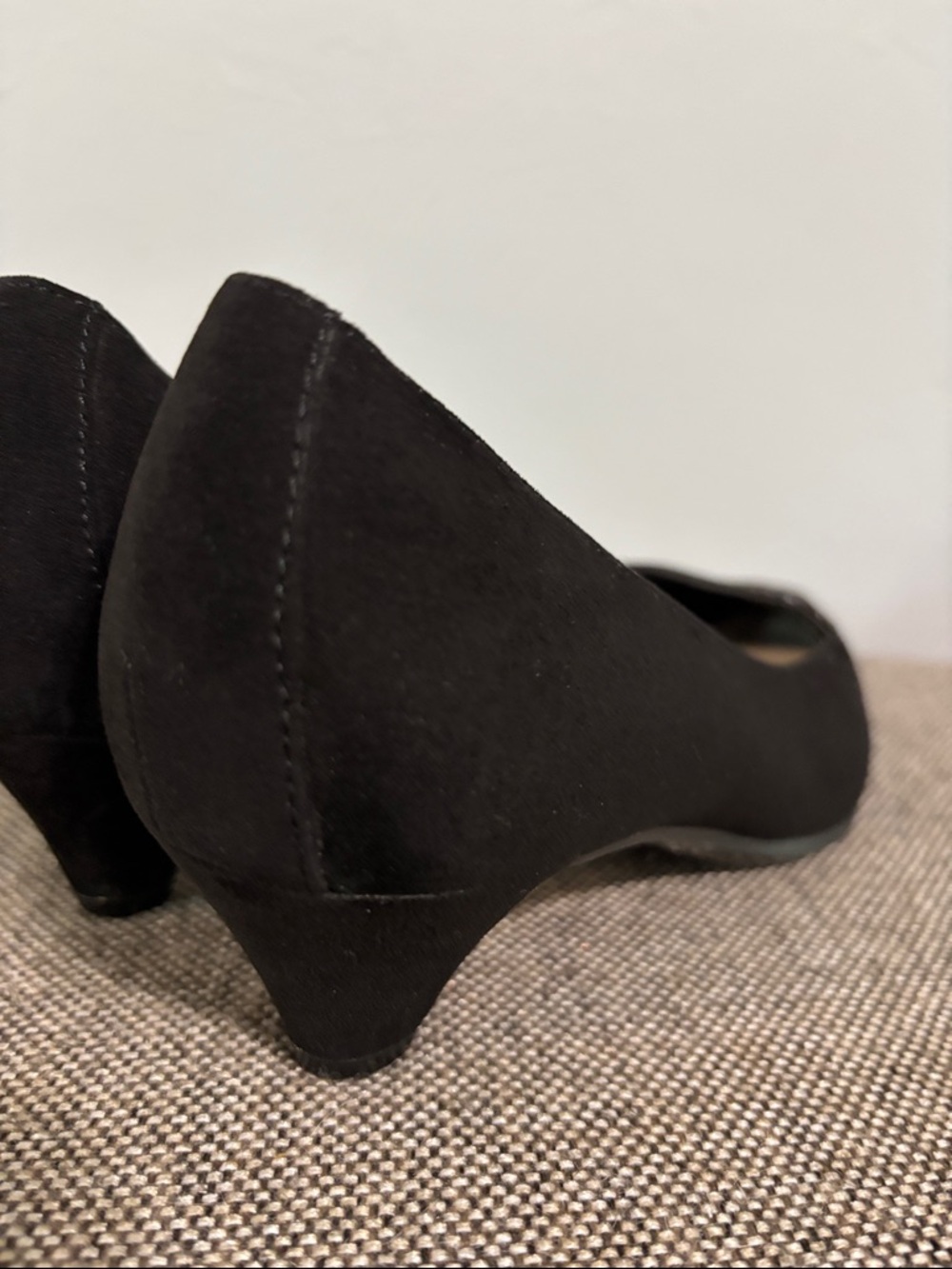 Anne Klein Medley black suede like kitten heel pumps, size 6 1/2M - Picture 3 of 11